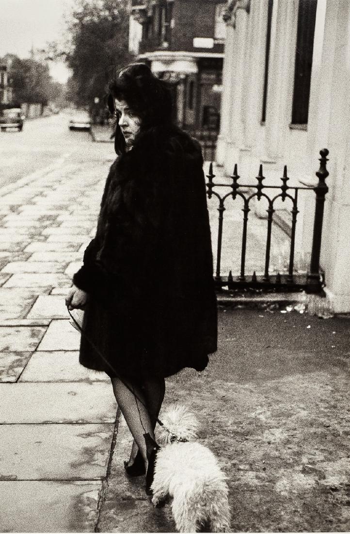 BRUCE DAVIDSON (* 1933) *: Woman walking dog, London 1960 Vintage silver print 27,7 x 18,2 cm Photographer's agency stamp and handwritten neg. no. in pencil on the reverse LITERATURE Bruce Davidson, England / Scotland 1960, Gö