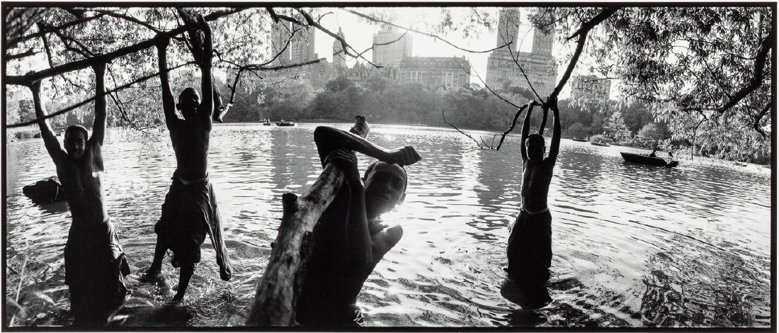 BRUCE DAVIDSON (* 1933): Central Park, New York City 1992 Vintage silver print 13,2 x 31 cm Signed by the photographer in pencil on the reverse LITERATURE Bruce Davdison, Central Park, New York 1995, cover. The buyers premium