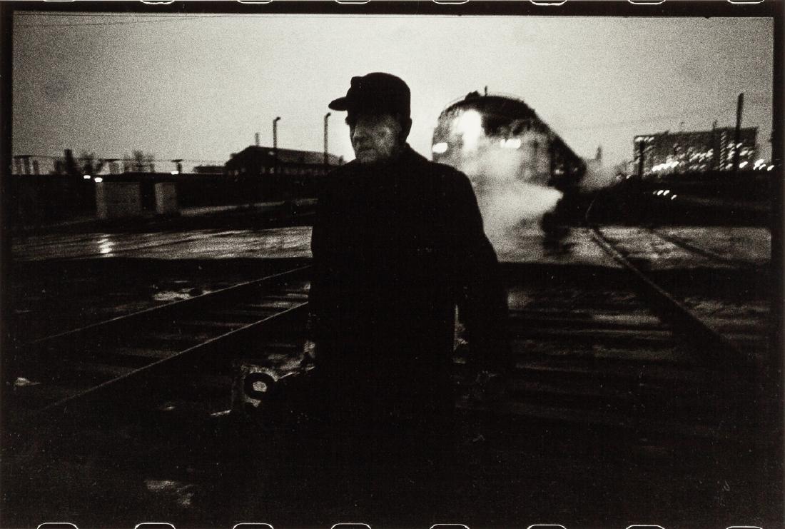 BRUCE DAVIDSON (* 1933): Untitled, from ‘Subsistence USA’, 1971 Gelatin silver print, printed in the 1990s 22,5 x 33 cm Signed by the photographer in pencil on the reverse The buyers premium for all items exported out of