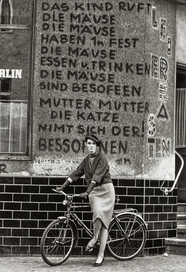 F. C. GUNDLACH (* 1926) Judy Dent, Kreuzberg, Berlin: Gelatin silver print, printed in 1988 40,3 x 27,8 cm Signed, dated (print date) and annotated by the photographer in pencil on the reverse PROVENANCE in focus Galerie, Cologne The buyers premium for a