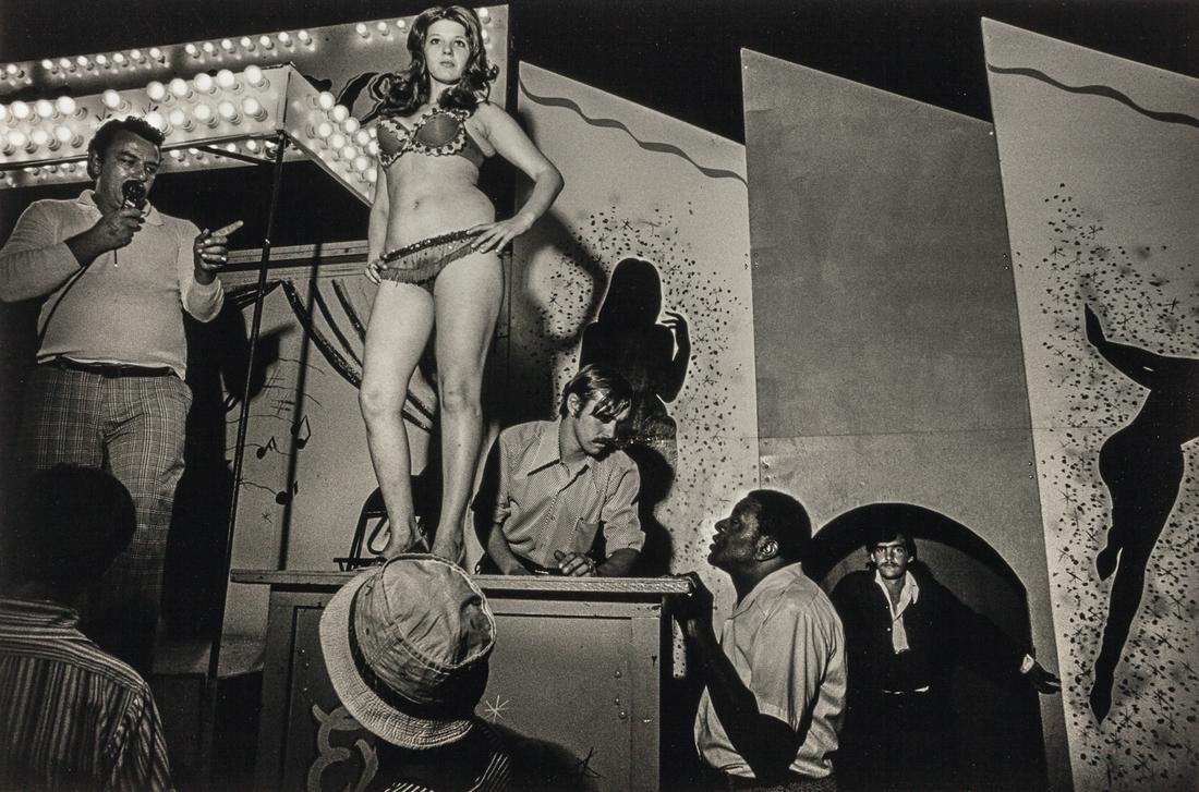 SUSAN MEISELAS (* 1948) ‘Lena on the Bally Box‘ (from: Gelatin silver print, printed in the 1990s 35,5 x 53 cm Signed, titled and dated by the photographer in pencil on the reverse PROVENANCE acquired by the present owner directly from the photographer LI