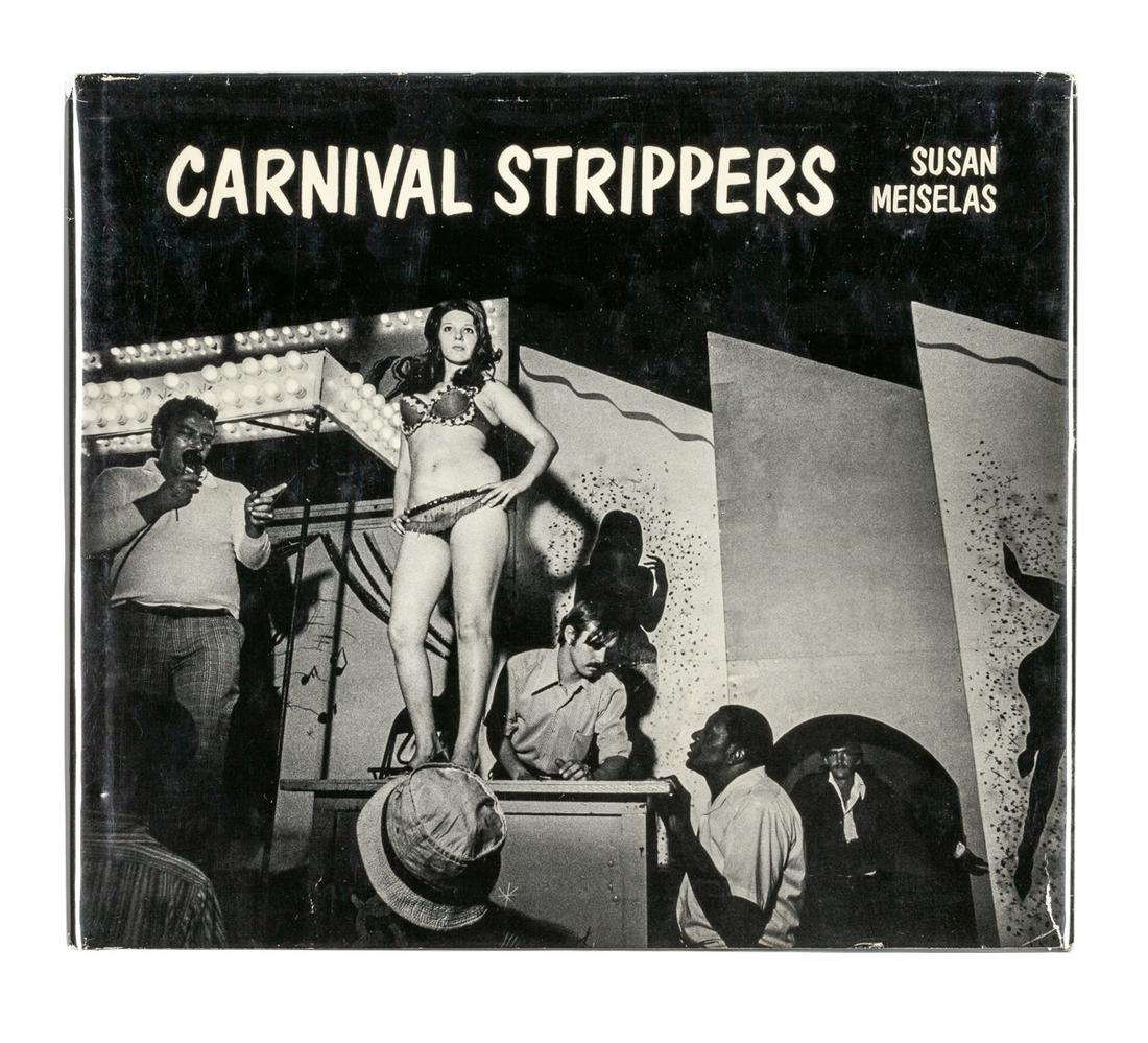 SUSAN MEISELAS (* 1948) Carnival Strippers, Farrar,: Original first edition (There was also a later edition in 2003), SIGNED by Susan Meiselas, hardcover with dust jacket, 25 x 22 cm, 150 pages, text in English LITERATURE Andrew Roth, The Book of 101 Bo