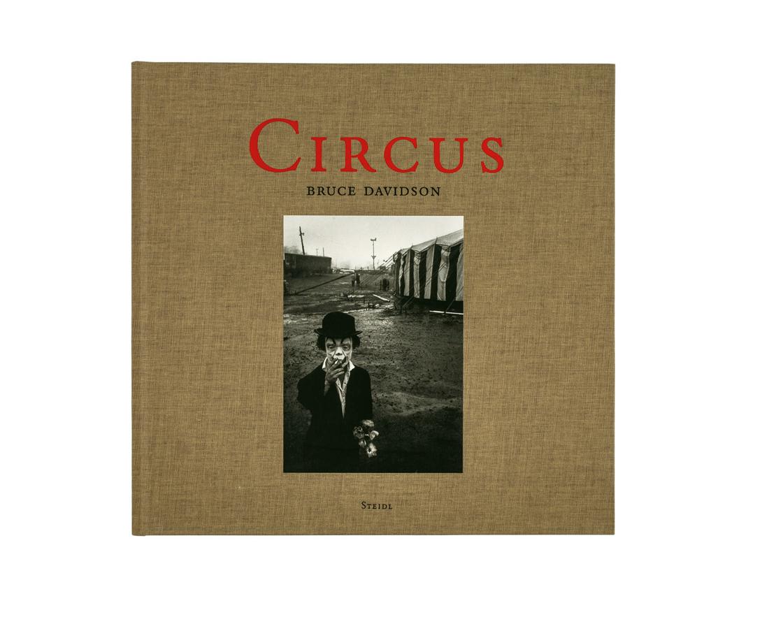 BRUCE DAVIDSON (* 1933) ‘Circus’, Steidl, Göttingen: First edition, first printing, SIGNED BY BRUCE DAVIDSON, hardcover in linen without dustjacket (as issued), 88 pages, 131 photos, 29,7 x 29 cm The buyers premium for all items exported out of E.C. (Eu