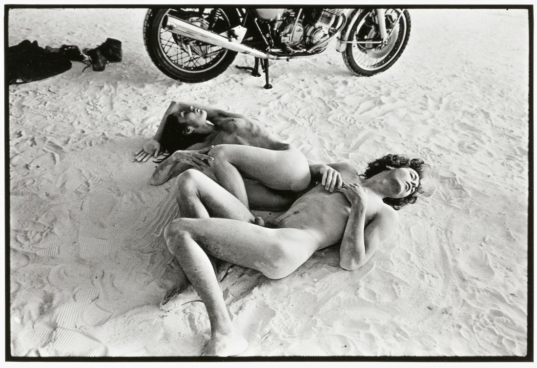 WILL McBRIDE (1931–2015) ‘Pause in Les Beaux bei: Gelatin silver print, printed in the 1980s 19,4 x 28,9 cm Signed, titled and dated by the photographer in pencil on the reverse The buyers premium for all items exported out of E.C. (European Communit