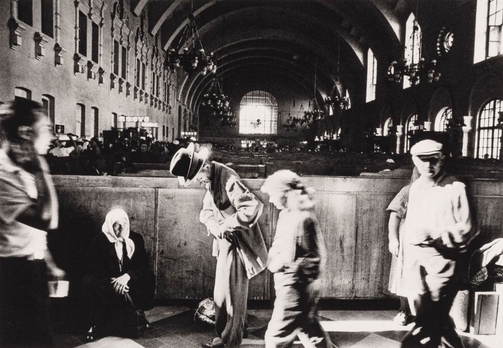 WILLIAM KLEIN (* 1928): WILLIAM KLEIN (* 1928)Kiev Railroad Station, Moscow 1959Gelatin silver print, printed in the 1990s 24,3 x 35,8 cm Signed, dated and annotated by the photographer in pencil on the reverse LITERATURE Wi