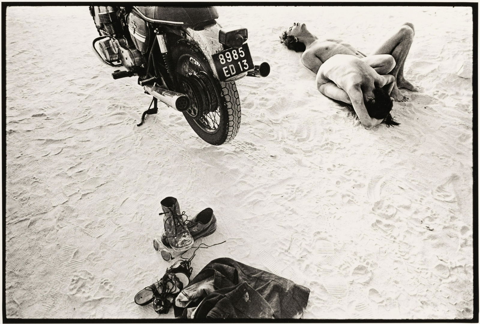 WILL McBRIDE (1931–2015): WILL McBRIDE (1931–2015)‘Pause in Les Beaux bei Arles’, 1978Gelatin silver print, printed in the 1990s 19,4 x 28,8 cm Signed, titled and dated by the photographer in pencil on the re