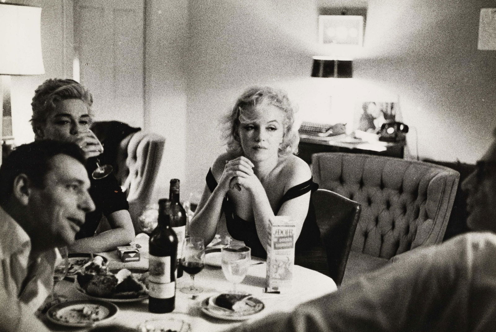 BRUCE DAVIDSON (* 1933): BRUCE DAVIDSON (* 1933)Marilyn Monroe, Yves Montand, Simone Signoret and Arthur Miller, Los Angeles 1960Vintage silver print 17 x 24,7 cm Photographer's agency stamp, neg. no. stamp and handwritten no
