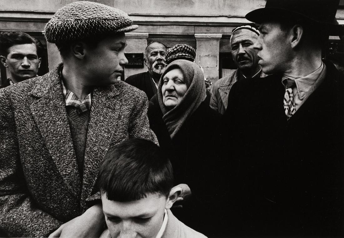 WILLIAM KLEIN (* 1928): WILLIAM KLEIN (* 1928) | Gorki Street, Moscow 1961 | Gelatin silver print, printed in 1982 | 24 x 34,5 cm | Signed, dated (print date) and annotated by the photographer in pencil on the reverse, photo