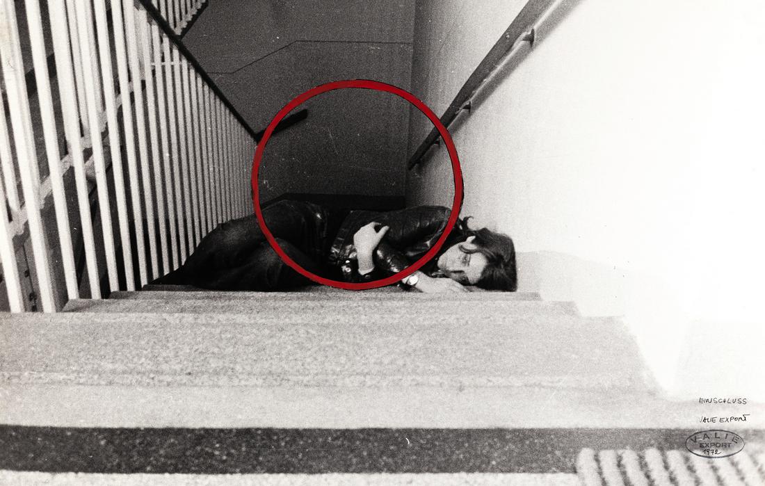 VALIE EXPORT (* 1940): VALIE EXPORT (* 1940) | ‘Einschluss’ (Inclusion), from the series ‘Körperkonfigurationen‘, 1972 | Vintage silver print,manipulated with acrylic paint | 37 x 49 cm | Signed