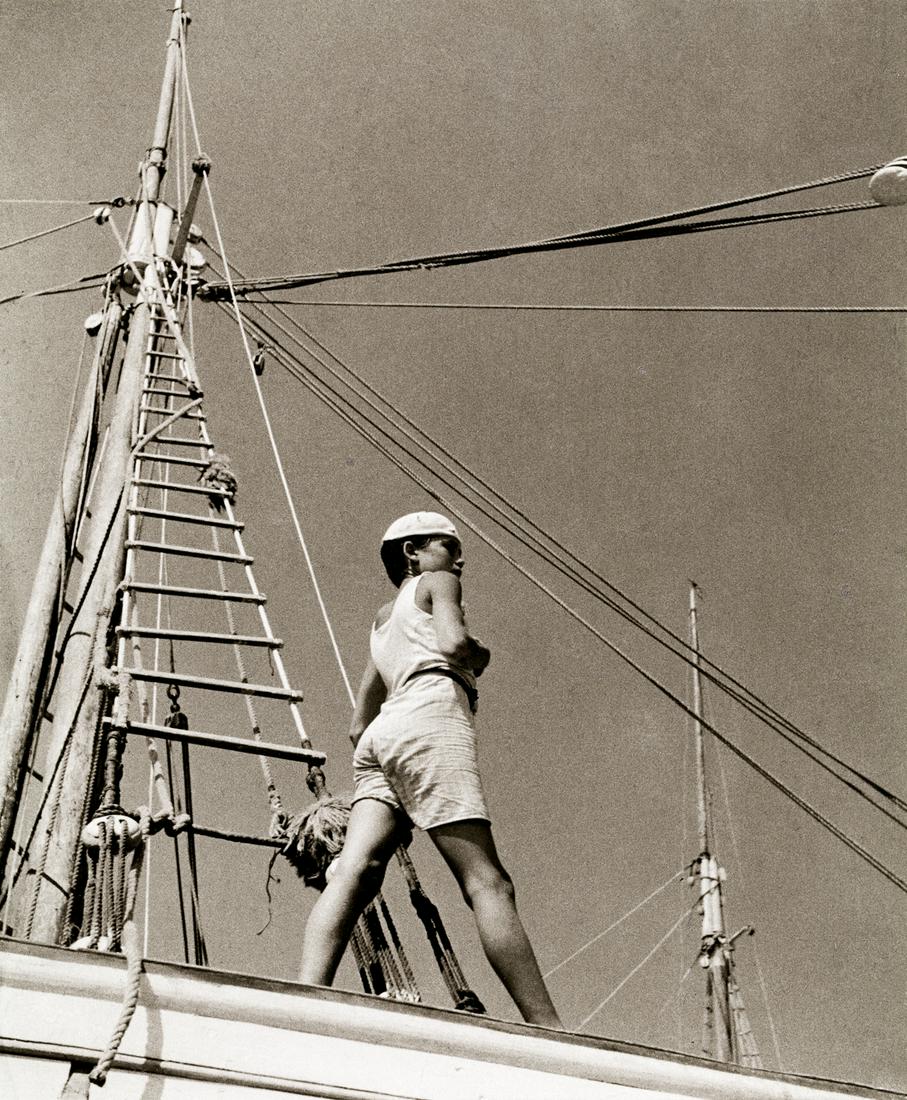 HERBERT LIST (1903–1975): HERBERT LIST (1903–1975) | ‘Junge am Hafen von Ermoupolis’, 1938 | Gelatin silver print, printed in the 1990s | Size: 29,8 x 24,7 cm | Photographer's estate stamp with handwritten ti