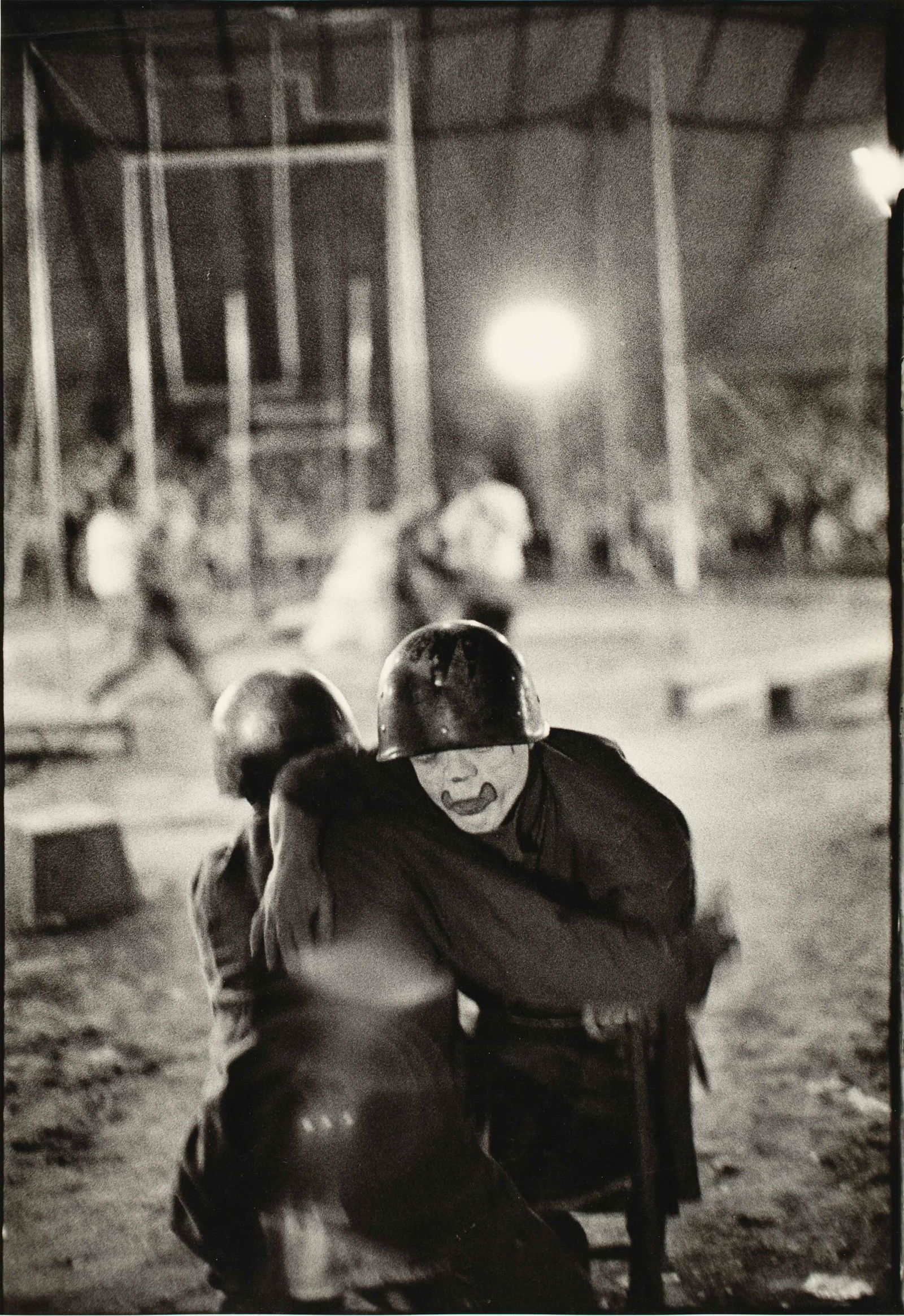 BRUCE DAVIDSON (* 1933): BRUCE DAVIDSON (* 1933) | The Dwarf, New Jersey 1958 | Gelatine silver print, printed 1960s, double-weight semi-matte paper, good condition 34,3 x 23,2 cm Photographer’s credit stamp and handwri