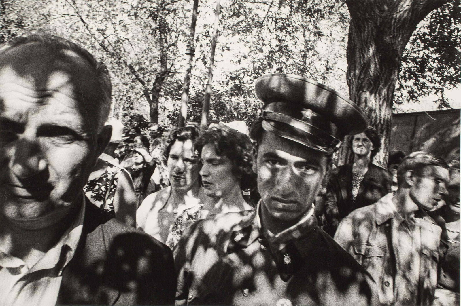 WILLIAM KLEIN (* 1928): WILLIAM KLEIN (* 1928) | Gorki Park, Moscow 1959 | Gelatine silver print, printed 1970s, double-weight semi-matte paper, perfect condition 25,3 x 38 cm Photographer’s studio stamp on the reverse