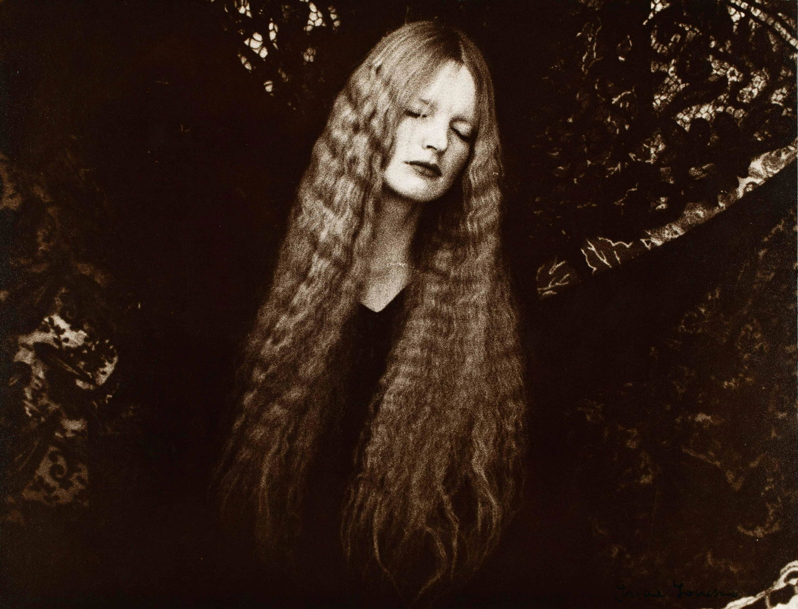 IRINA IONESCO (* 1930): IRINA IONESCO (* 1930) | Untitled, France c. 1970 | Vintage silver print, Sepia toned, double-weight semi-matte paper, mounted on cardboard, perfect condition 30,5 x 40 cm Signed by the photographer i