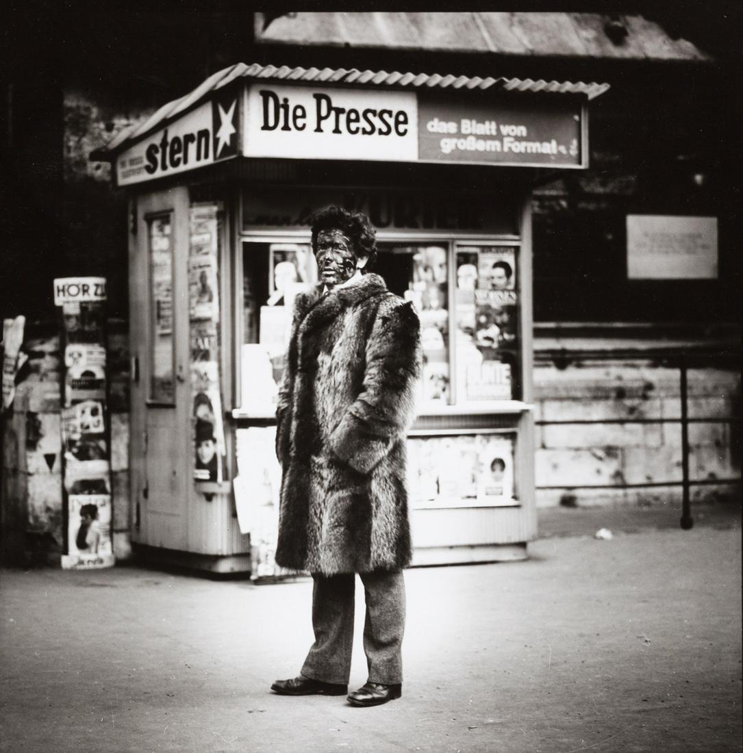 CHRISTIAN SKREIN (*1945): CHRISTIAN SKREIN (*1945) | Arnulf Rainer before his arrest at Stephansplatz, Vienna 1968 | Gelatin silver print on glossy RC paper, printed 2001 in perfect condition 27,8 x 27,6 cm Photographer’