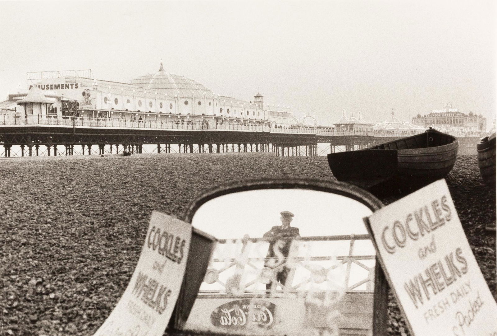 BRUCE DAVIDSON (*1933): BRUCE DAVIDSON (*1933) | Brighton, from the series ‘England/Scotland’, 1960 Image Size: 18,2 x 27 cm English: Vintage silver print, double-weight semi-matte paper, in very good condition.