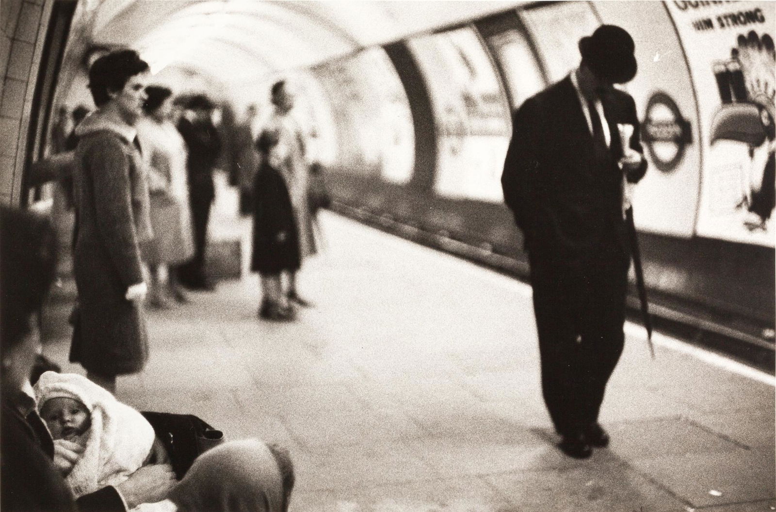 BRUCE DAVIDSON (*1933): BRUCE DAVIDSON (*1933) | Underground, from the series ‘England/Scotland’, London 1960 Image Size: 18,3 x 27,6 cm English: Vintage silver print, double-weight semi-matte paper 27,8 x 35,2 c