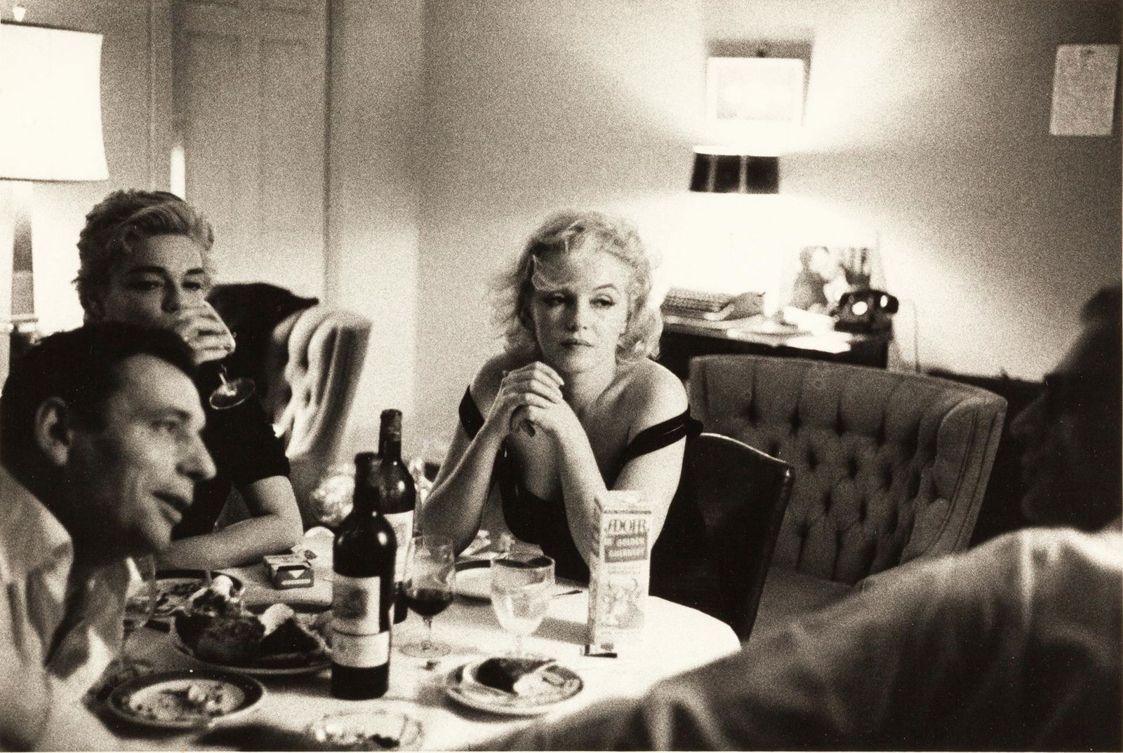 BRUCE DAVIDSON (*1933): BRUCE DAVIDSON (*1933) | Yves Montand, Simone Signoret, Marilyn Monroe and Arthur Miller at the Beverly Hills Hotel, Los Angeles 1960 Image Size: 16,1 x 24,2 cm English: Vintage silver print, double-w
