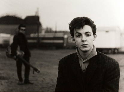 ASTRID KIRCHHERR (1938&ndash;2020): ASTRID KIRCHHERR (1938&ndash;2020) | Paul McCartney &lsquo;fun-fair portrait&rsquo; at Heiligengeistfeld, Hamburg 1960 Image Size: 29,7 x 39,7 cm English: Gelatin silver print, printed in the 1980s, d