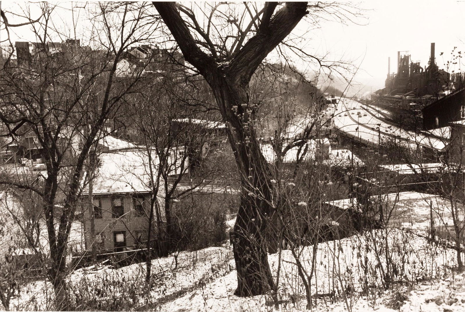LEE FRIEDLANDER (*1934): LEE FRIEDLANDER (*1934) | Pittsburgh, Pennsylvania, 1979 Image Size: 21,9 x 32,7 cm English: Gelatin silver print, printed in the 1980s, double-weight semi-matte paper, in excellent condition. Photogr