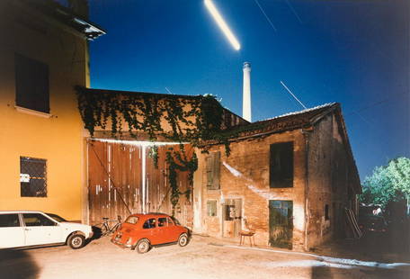 OLIVO BARBIERI (*1954): OLIVO BARBIERI (*1954) | Cavriago, Italy, 1980 Image Size: 26 x 38 cm English: Chromogenic print, printed in 1990 on double-weight matte Kodak paper 29,9 x 40,3 cm, in excellent condition. Signed, tit