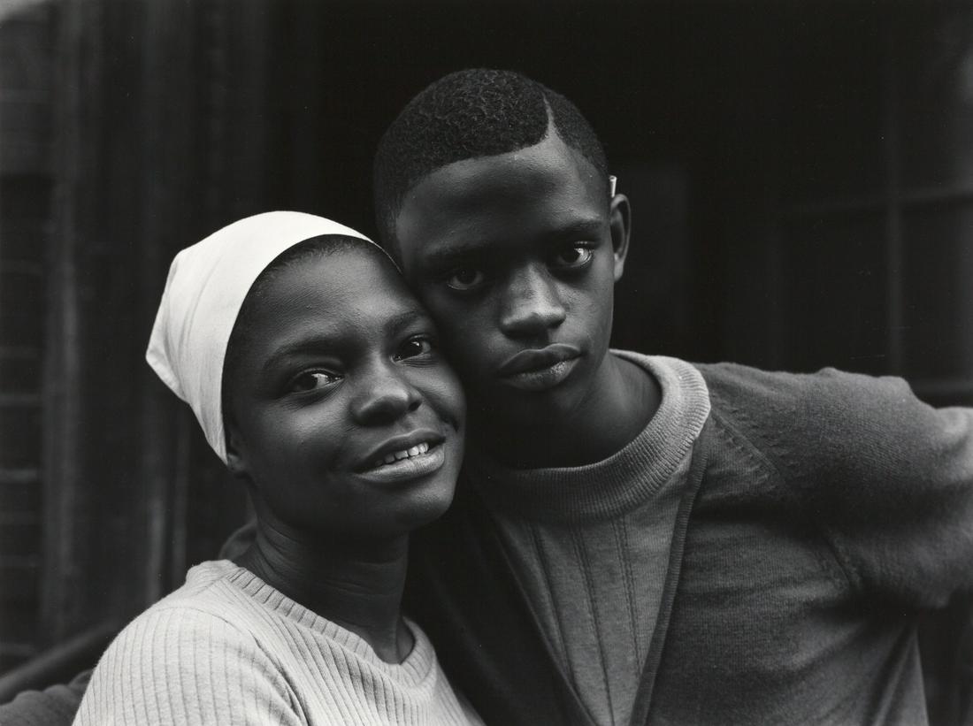 BRUCE DAVIDSON (*1933): BRUCE DAVIDSON (*1933)| 'East 100th Street', New York City 1966 Image Size: 42,3 x 56,7 cm English: Gelatin silver print, printed 1989 on double-weight semi-matte paper 50,7 x 60,5 cm, in excellent co