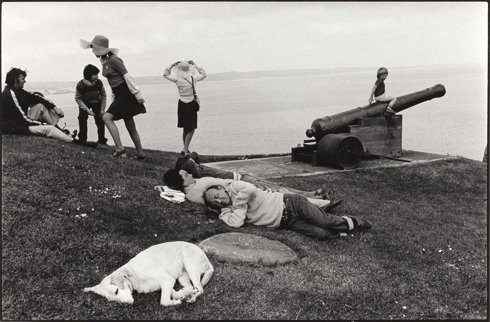 DAVID HURN (*1934): DAVID HURN (*1934)| Promenade at Tenby, Wales, Great Britain 1974 Image Size: 35,1 x 53,3 cm English: Gelatin silver print, printed 1989 on double-weight semi-matte paper 50,2 x 60,6 cm, in perfect co