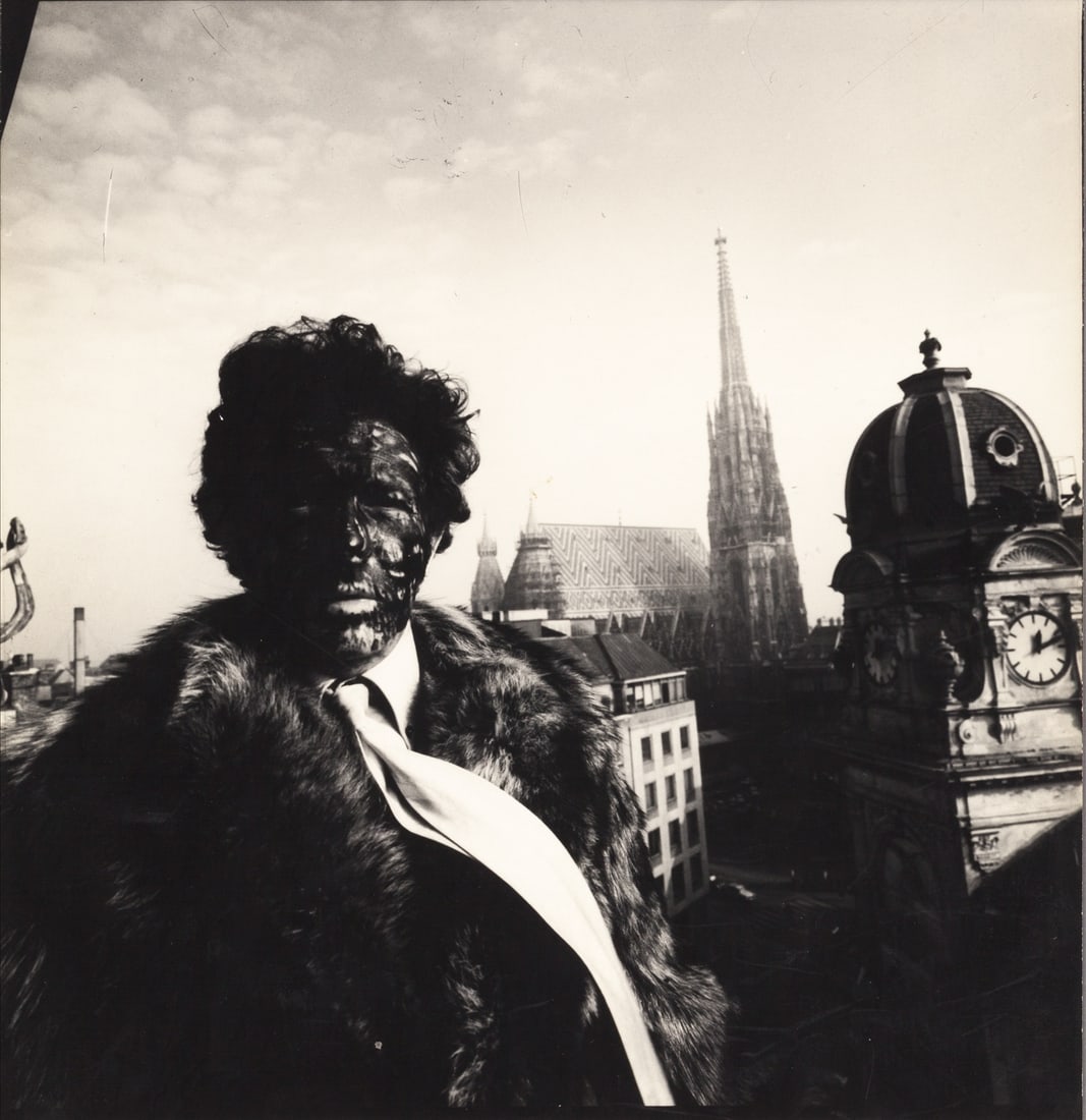 CHRISTIAN SKREIN (*1945): CHRISTIAN SKREIN (*1945) | 'Arnulf Rainer in Wien', Vienna 1968 Image Size: 24,8 x 23,8 cm English: Vintage silver print on double-weight semi-matte paper 30,2 x 23,9 cm, in very good condition. Signe