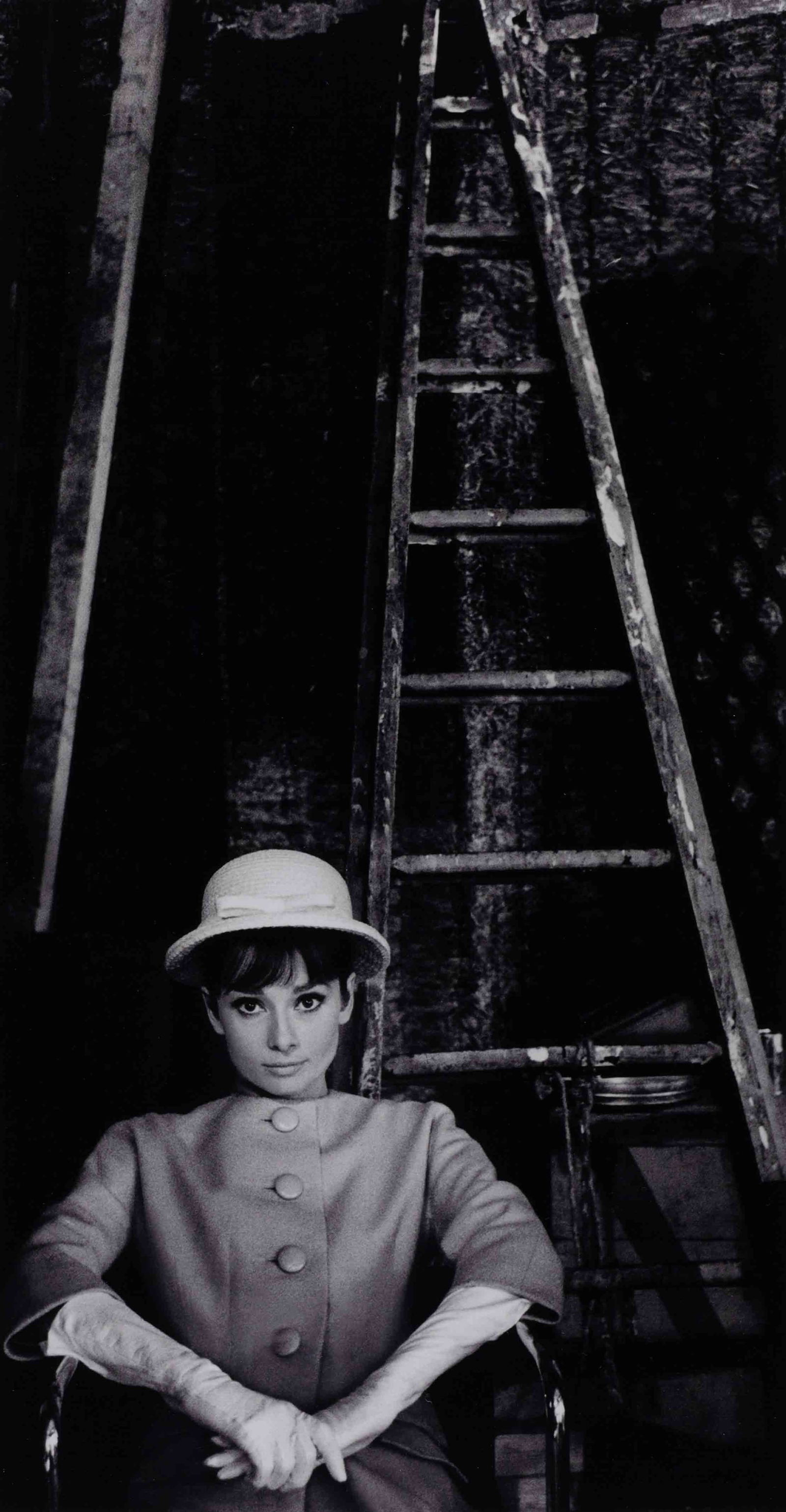 BOB WILLOUGHBY (1927–2009): BOB WILLOUGHBY (1927–2009) | Audrey Hepburn on the set of 'Paris when it Sizzles', 1962 Image Size: 38,2 x 20,3 cm English: Chromogenic print, printed in 2003 on Fujicolor Professional paper 40,