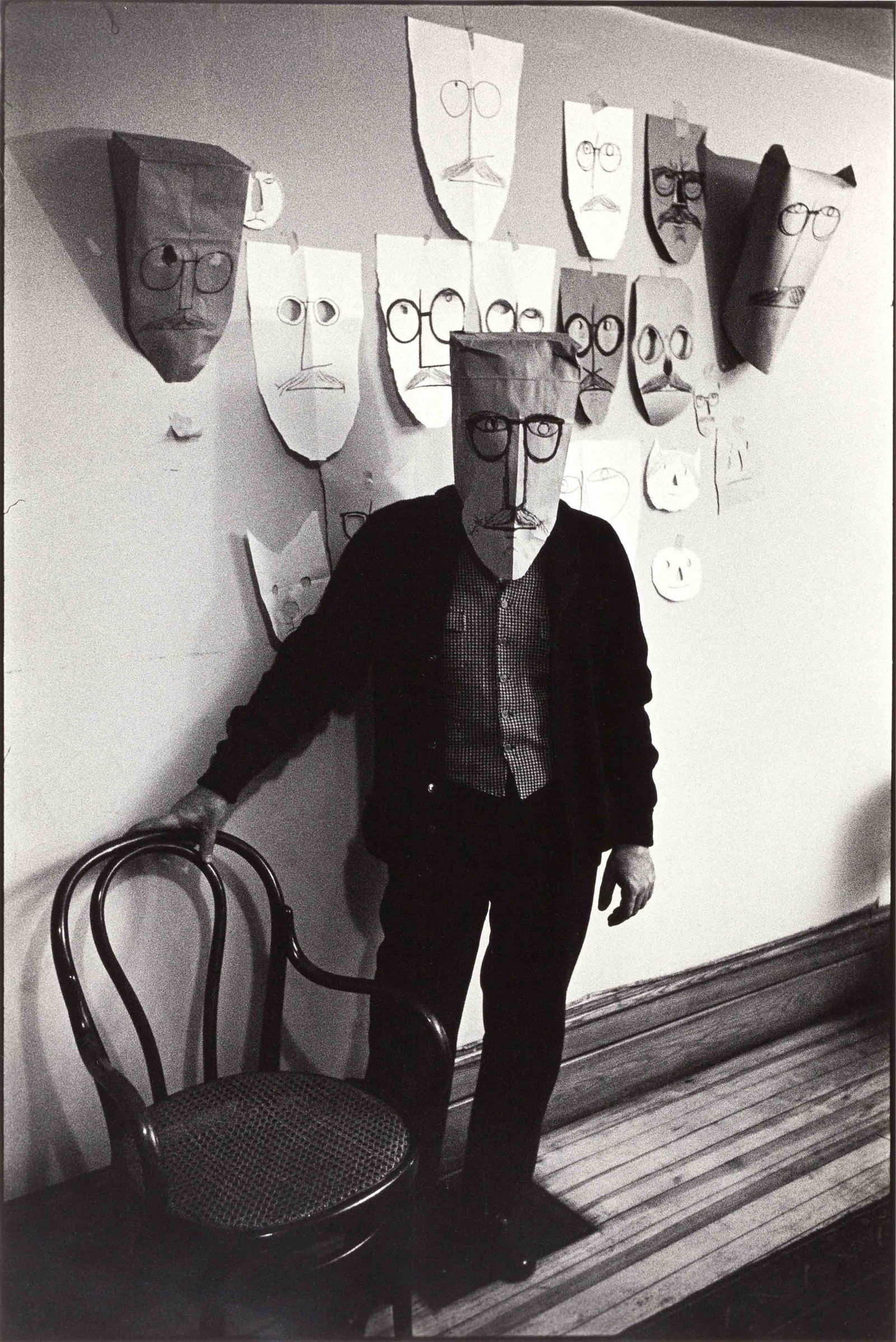 INGE MORATH (1923–2002): INGE MORATH (1923–2002) | Saul Steinberg, New York 1959 Image Size: 56,5 x 37,7 cm English: Gelatin silver print, printed 1989 on double-weight semi-matte paper 60,5 x 50,7 cm, in excellent cond