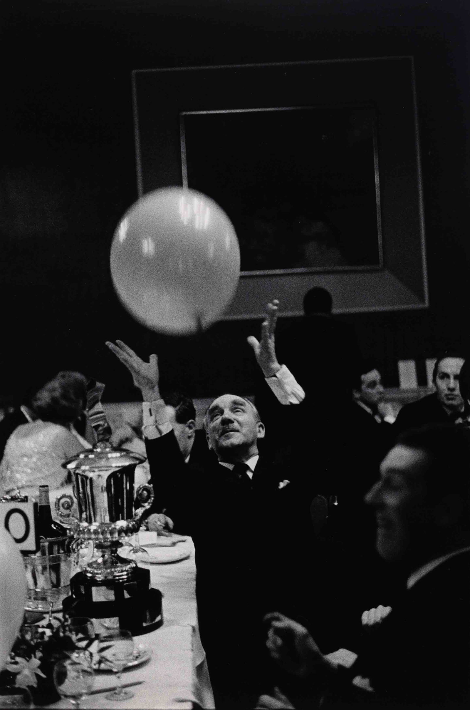 DAVID HURN (*1934): DAVID HURN (*1934) | M.G. car owner's ball, Edinburgh, Scotland 1967 Image Size: 52,7 x 35,4 cm English: Gelatin silver print, printed in 1989 by Pictorial Services, Paris on double-weight semi-matte