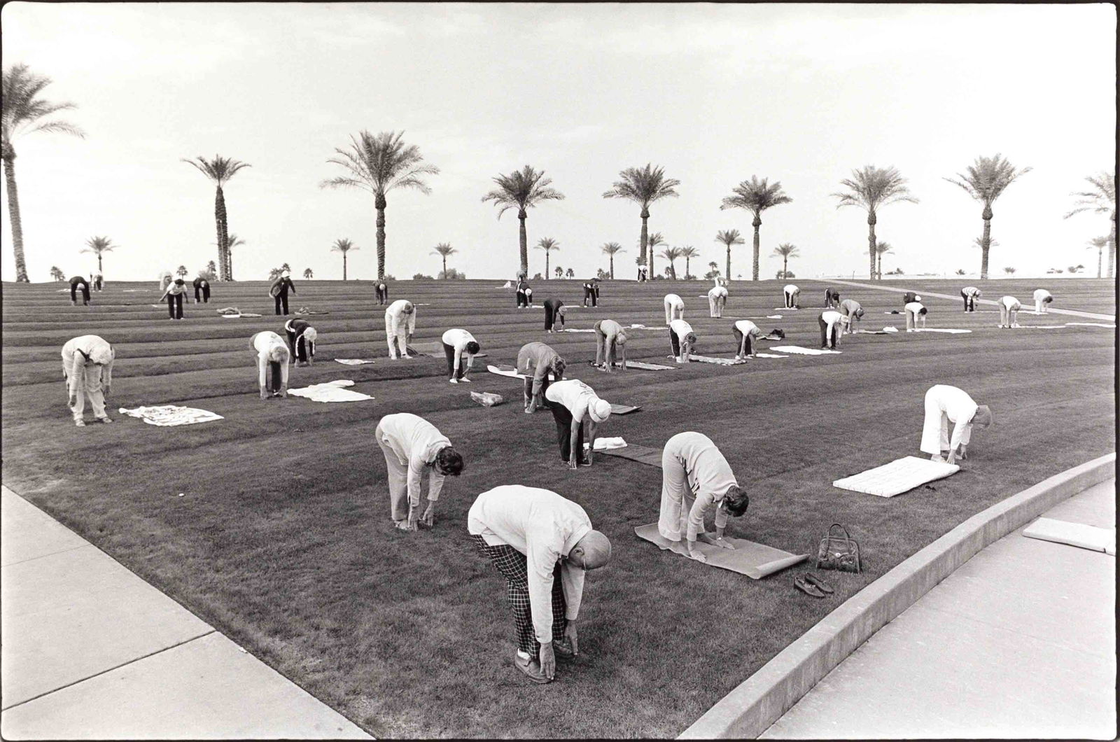 DAVID HURN (*1934): DAVID HURN (*1934) | Sun City, Arizona 1980 Image Size: 35 x 52,6 cm English: Gelatin silver print, printed 1989 on double-weight semi-matte paper 50,2 x 60,4 cm, in excellent condition. From original