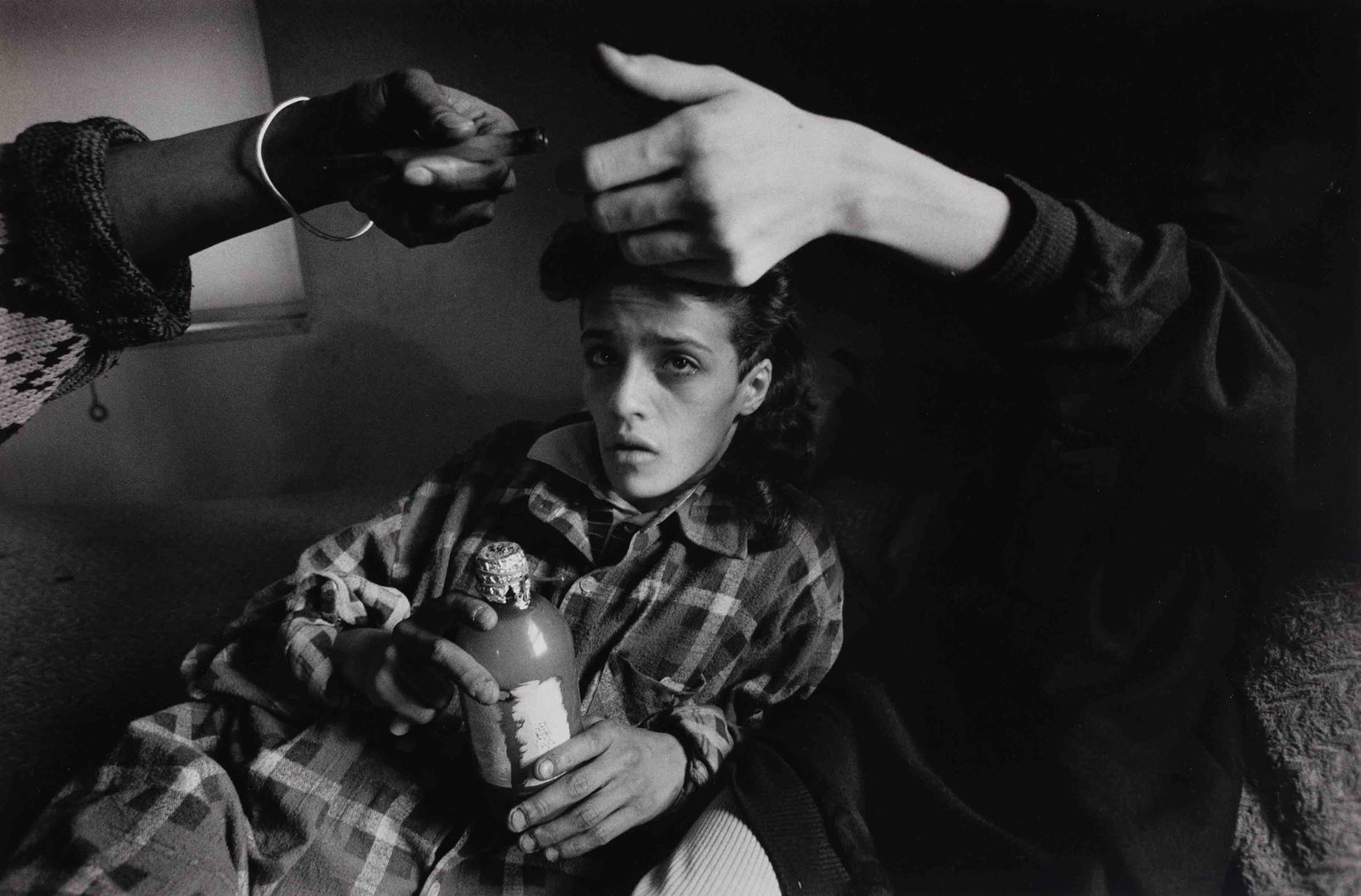 EUGENE RICHARDS (*1944): EUGENE RICHARDS (*1944) | Crack den, New York City 1988 Image Size: 37,7 x 56,8 cm English: Gelatin silver print, printed in 1989 on double-weight semi-matte paper 50,4 x 60,8 cm, in excellent conditi