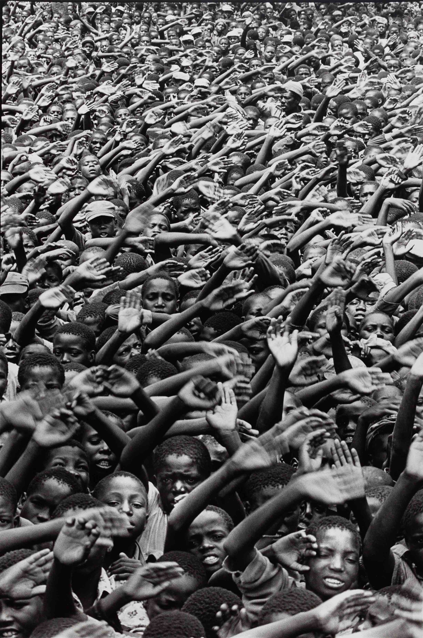 PETER MARLOW (1952–2016): PETER MARLOW (1952–2016) | Rhodesian refugees in a camp, Zambia 1978 Image Size: 55,3 x 38,1 cm English: Gelatin silver print, printed in 1989 on double-weight semi-matte paper 60,5 x 50,5 cm, i