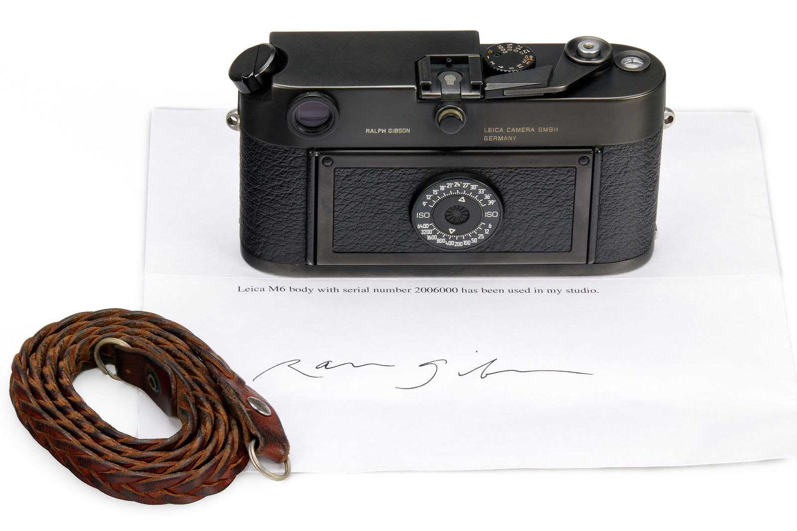 Leica M6 Black 10404 'Ralph Gibson': SN: 2006000 Year/Baujahr: 1994 Condition/Zustand: B+ English The personal camera of Ralph Gibson, engraved by Leica with his name, with a round serial number selected by Leica and in