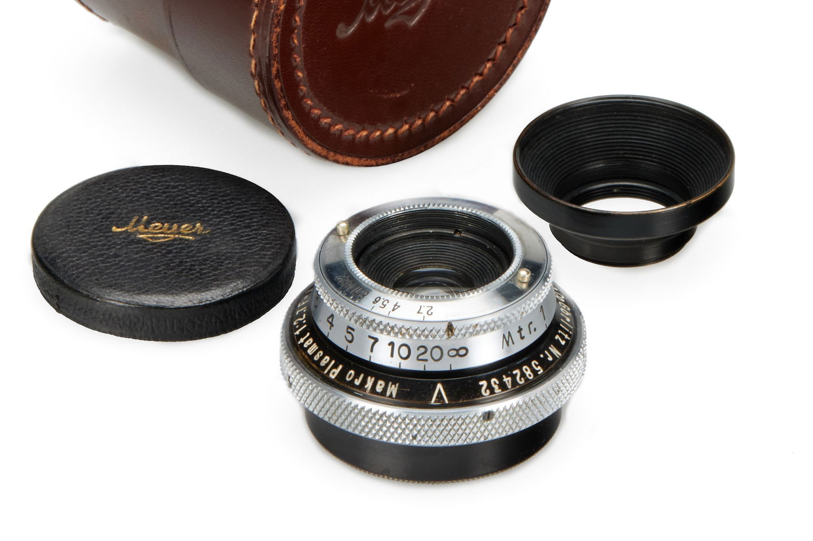 Hugo Meyer f.M39 Makro Plasmat 2.7/3.5cm: SN: 582432 Year/Baujahr: 1934 Condition/Zustand: A- English Extremely rare, RF coupled black/chrome Makro Plasmat in mint condition, with both original caps, black paint hood and the