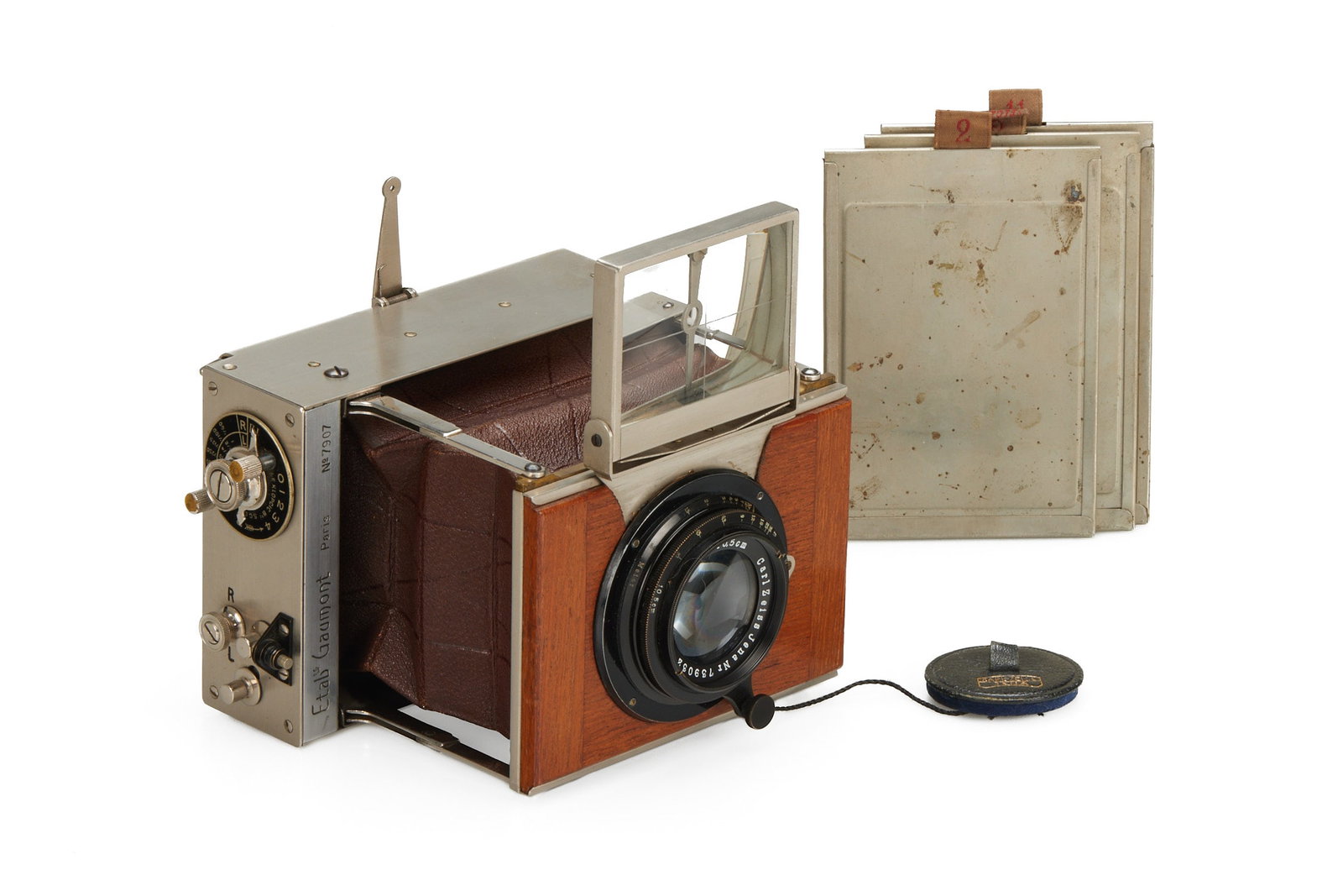 Gaumont Tropical Reporter: SN: 7907 Year/Baujahr: 1925 Condition/Zustand: B+ English Heavy nickel plated strut-folding camera, tropical model with brown leather bellows, brown leather back door, mahogany front