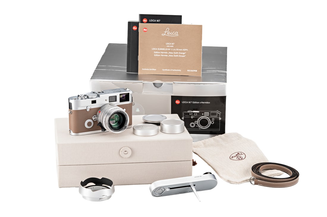 Leica M7 Hermès 'Veau Swift Etoupe' Edition: Start price: € 12,000 Estimate: € 22,000–26,000 Start price: RMB 90,000 Estimate: RMB 170,000–200,000 SN: 3009750 Year: 2009 Condition: A T