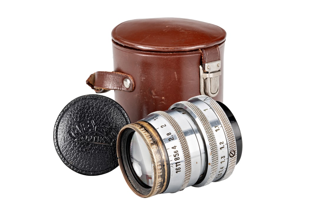 Hugo Meyer f. M39 Kino Plasmat 1.5/5cm: Start price: € 16,000 Estimate: € 28,000–34,000 Start price: RMB 120,000 Estimate: RMB 220,000–260,000 SN: 581877 Year: 1935 Condition: B+