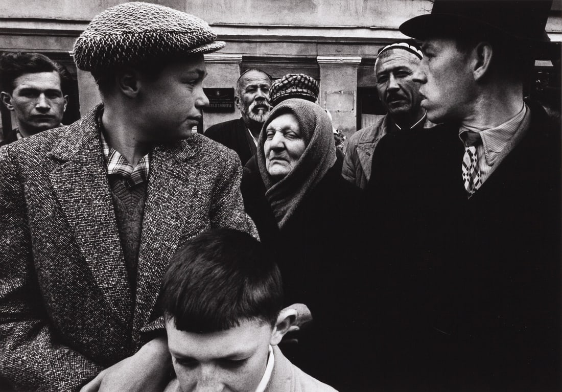 WILLIAM KLEIN (1928–2022): WILLIAM KLEIN (1928–2022) | Gorki Street, Moscow, USSR 1961 威廉·克莱因 (1928–2022) | 高尔基街，莫斯科