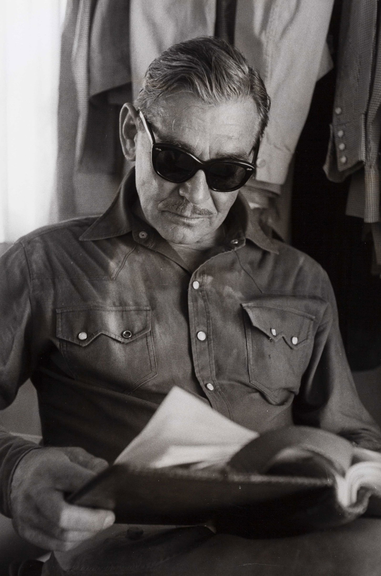 EVE ARNOLD (1912–2012): EVE ARNOLD (1912–2012) | Clark Gable on the set of 'The Misfits', Reno, USA 1960 Image Size: 25.1 x 16.6 cm English Vintage silver print on single-weight glossy paper, in very good condition. Ph