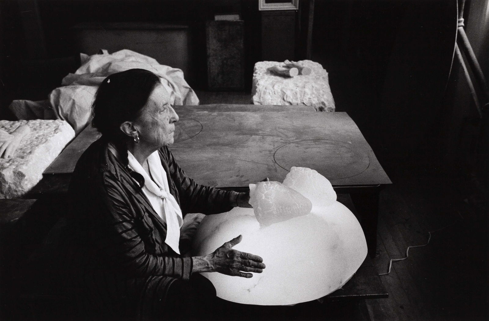 INGE MORATH (1923–2002): INGE MORATH (1923–2002) | Louise Bourgeois at her studio in Brooklyn, New York 1991 Image Size: 21.7 x 32.8 cm English Vintage silver print on double-weight semi-matte paper 27.7 x 35.3 cm, in v