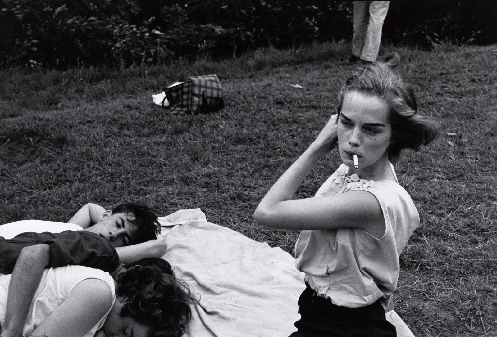 BRUCE DAVIDSON (*1933): BRUCE DAVIDSON (*1933) | Girl smoking, from the series 'Brooklyn Gang', New York 1959 Image Size: 21.5 x 32 cm English Gelatin silver print, printed in the 1990s on double-weight semi-matte paper 27.8