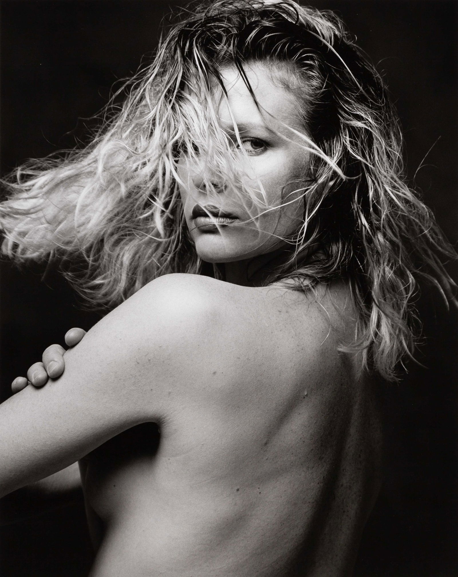 GREG GORMAN (*1949): GREG GORMAN (*1949) | Kim Basinger, Los Angeles 1986 Image Size: 47.7 x 38 cm English Gelatin silver print, printed in the 1990s on double-weight semi-matte paper 50.5 x 40.3 cm, in excellent conditio