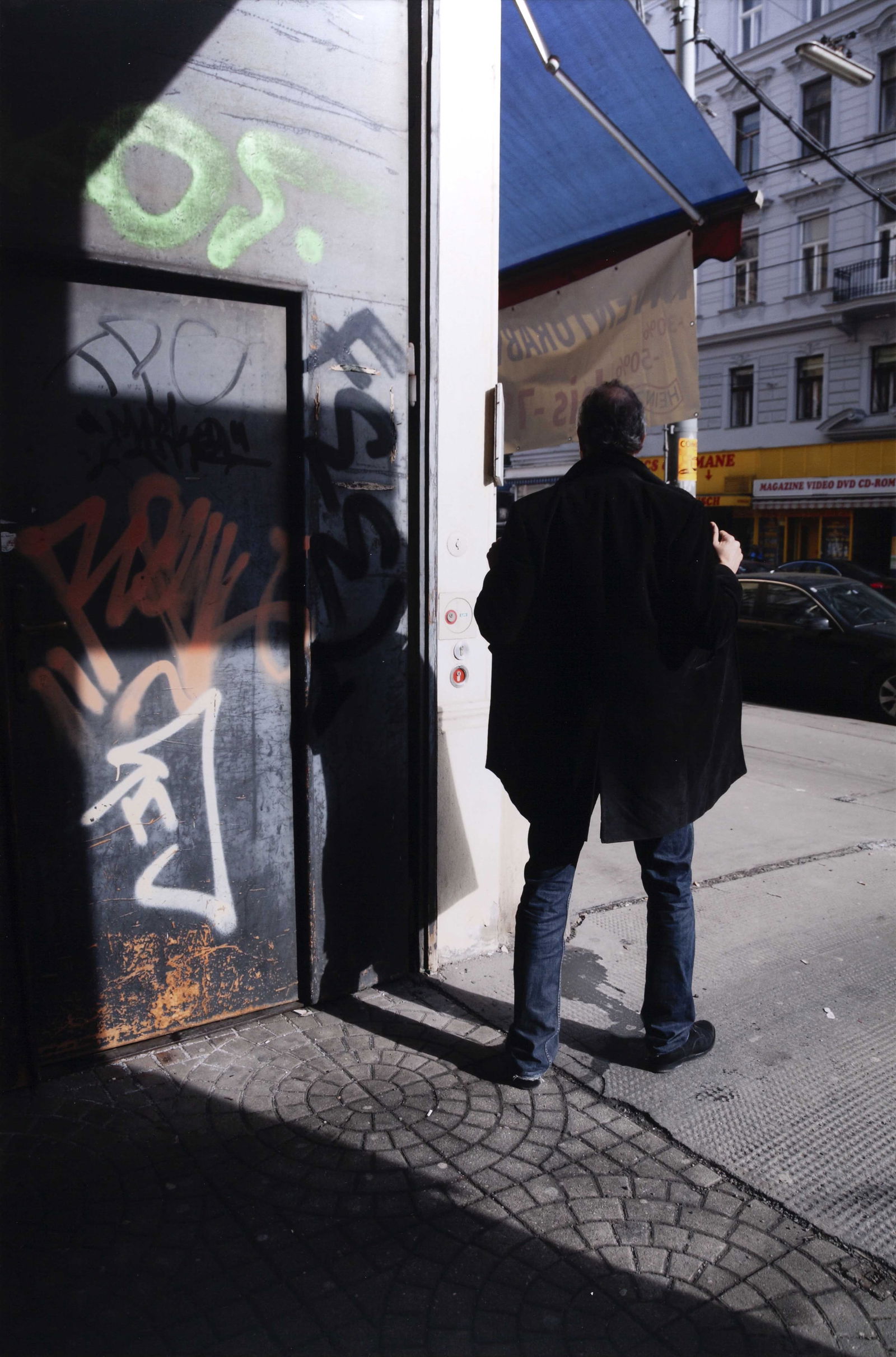 RITA NOWAK (*1979): RITA NOWAK (*1979) | Erwin Wurm, from the series 'Artist in the City', Vienna 2010 Image Size: 60 x 40 cm English Chromogenic print, mounted on plastic plate, in excellent condition. Titled, dated "9/