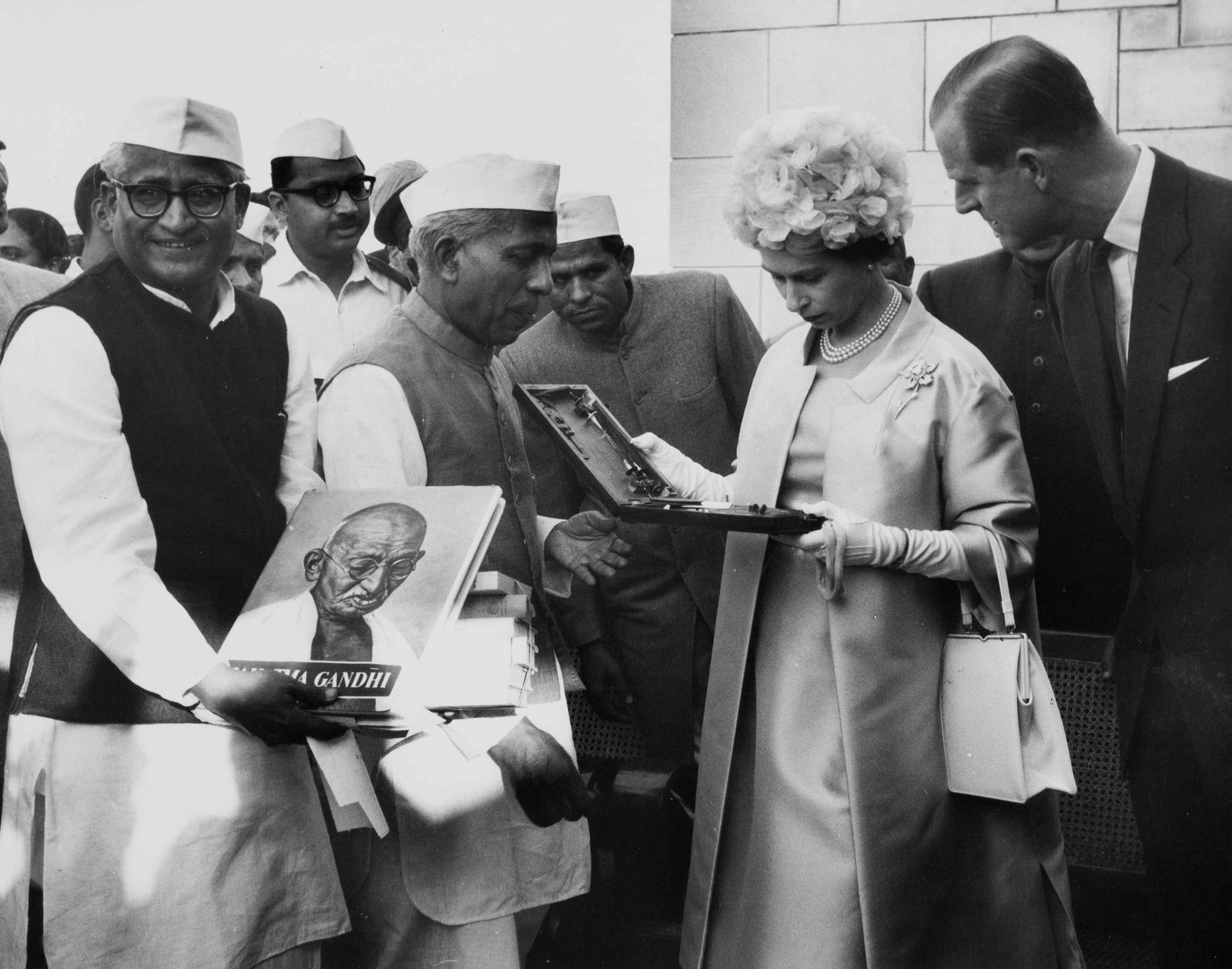 DAILYSKETCH ROTA | Queen Elisabeth and Jawaharlal Nehru, 1961: Vintage print, 19 x 24 cm, stamped