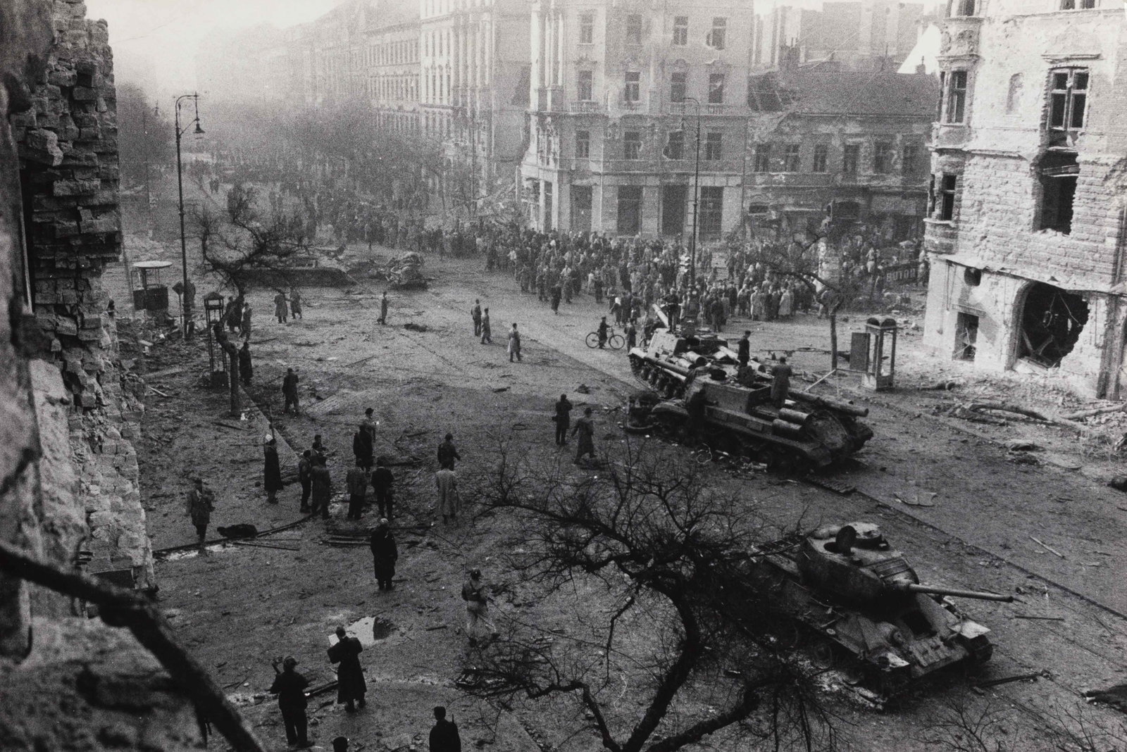ROLF GILLHAUSEN (1922–2004) | Hungarian revolution, 1956: Vintage print, 19 x 29 cm, stamped