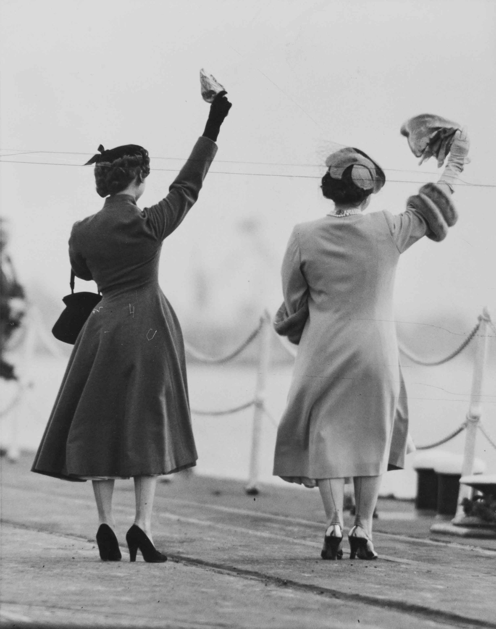 FOX PHOTOS LTD. | Queen Elisabeth and Princess Margret: Waving their last farewell to Prince Charles and Princess Anne Vintage print, 24 x 19 cm, stamped