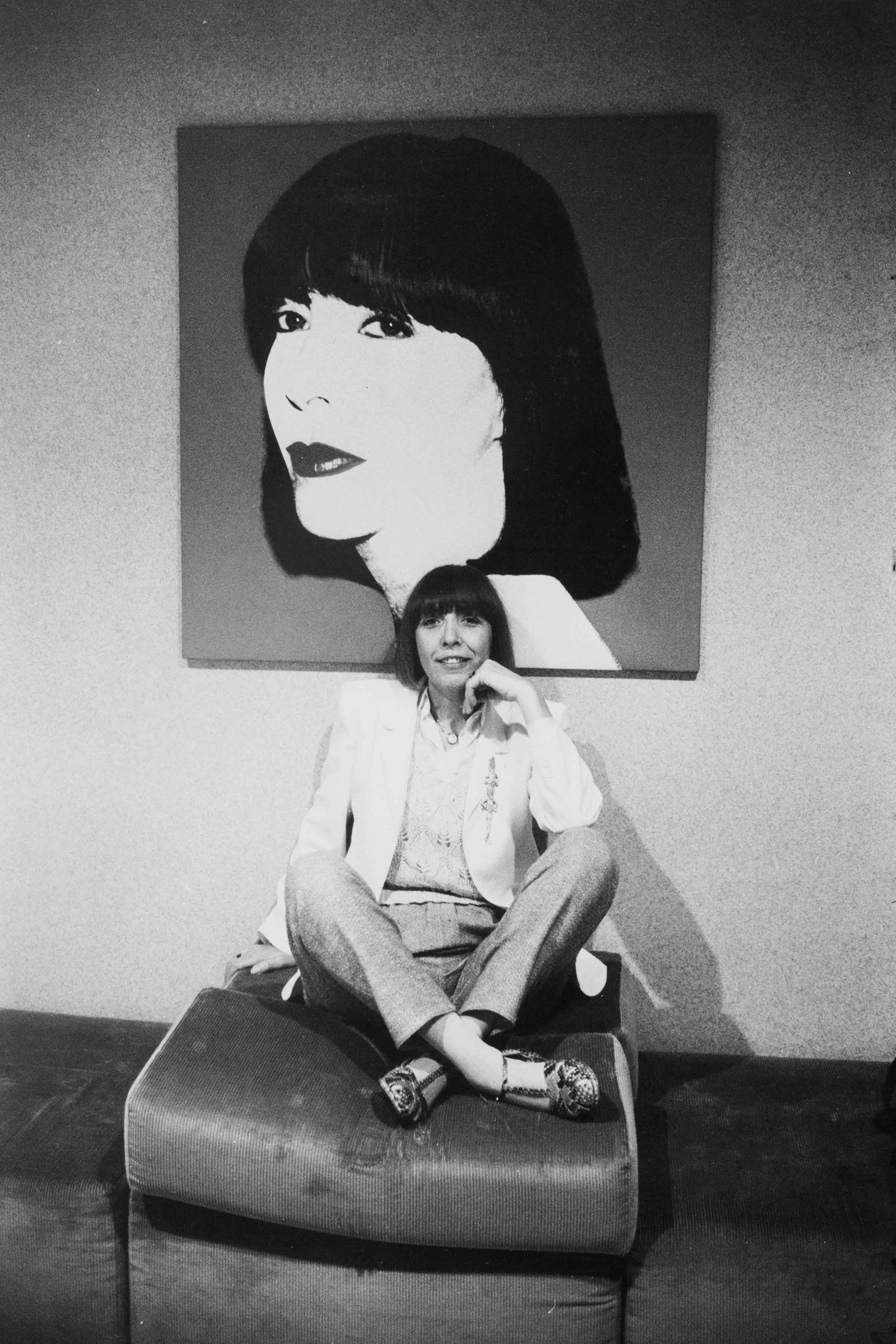 VOLKER KRÄMER (1943–1999) | Fashion Show Milano, Designerin Mariuccia Mandelli: Designerin Mariuccia Mandelli with Warhol painting Vintage print, 28 x 19 cm, stamped