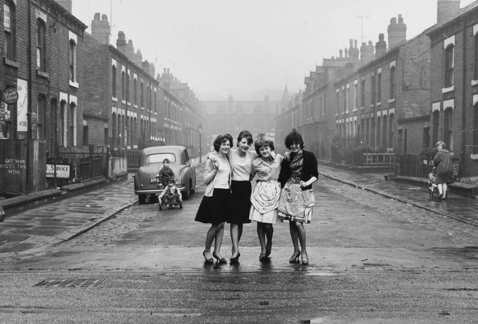 STEFAN MOSES (1928–2018) | England, 1963: Vintage print, 20 x 30 cm, stamped