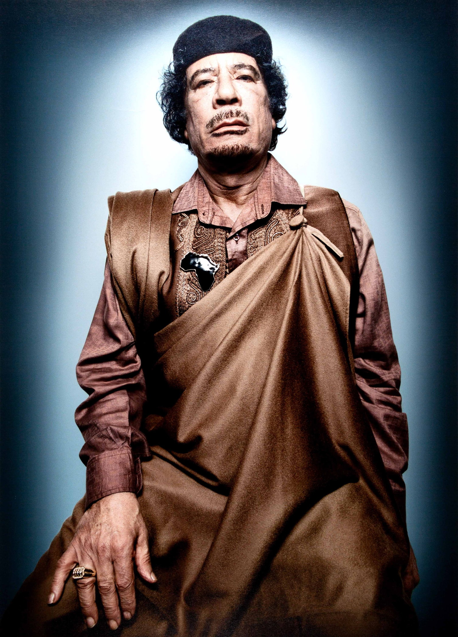 PLATON (*1968): PLATON (*1968) | Muammar al-Gaddafi, New York City, September 2009 Image size: 89 x 64 cm English Archival pigment print on semi-matte paper 101 x 76.5 cm, in excellent condition. Photographer's blind